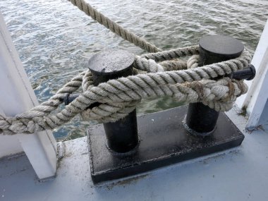 Mezerschaum iple sarılı demirleme direkleri.