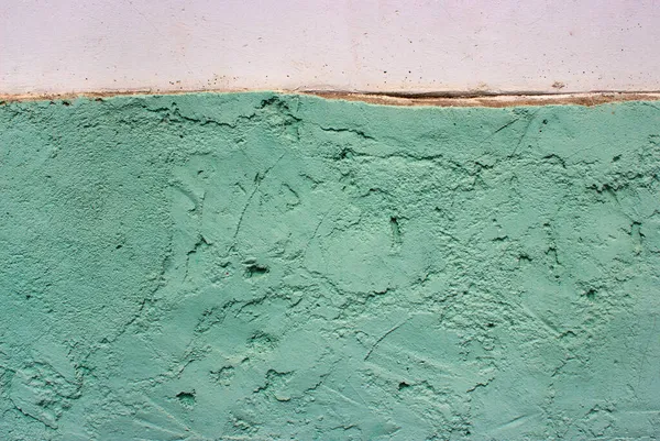 Üzerinde pembe çizgili mavi beton duvar, bina arka planı.