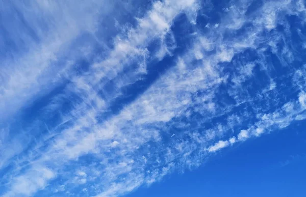 Cielo Azul Con Nubes Plumosas Fondo Azul Natural — Foto de Stock