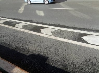 Şehrin asfaltındaki yolda beyaz işaretler var.