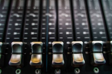 Ses karıştırma konsolu, karıştırıcı kaydıracı.