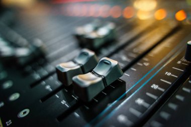 Ses karıştırma konsolu, karıştırıcı kaydıracı.