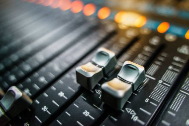 Ses karıştırma konsolu, karıştırıcı kaydıracı.