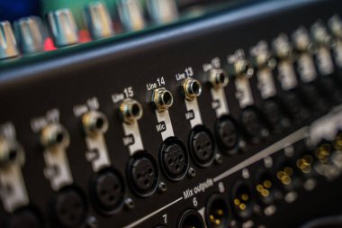 Ses karıştırma konsolu, arka panel ve çıkış krikosu.