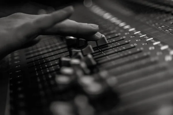 Ses kayıt stüdyosunda profesyonel müzik prodüksiyonu. Ses mühendisi çalışıyor..