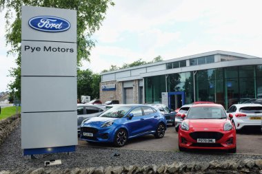 Shap Yolu 'ndaki Pye Motors Ford galerisinde çeşitli Ford arabaları ve üzerinde Ford logosu ve satıcıların ismi yazan bir tabela var..