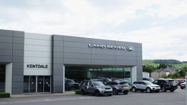 Kentdale Jaguar Land Rover garajı. Land Rover marka ve logoları büyük, modern galeride sergileniyor.