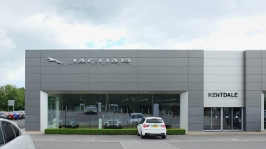 Kentdale Jaguar Land Rover garajı. Jaguar marka ve logoları büyük, modern galeride sergileniyor.