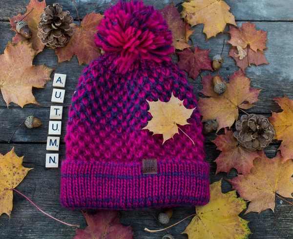 Kleurrijke Esdoorn Bladeren Herfst Houten Grond Met Letters Bobblehat Achtergrond — Stockfoto