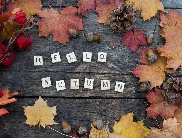 Feuilles Érable Colorées Automne Sur Sol Bois Avec Des Lettres — Photo