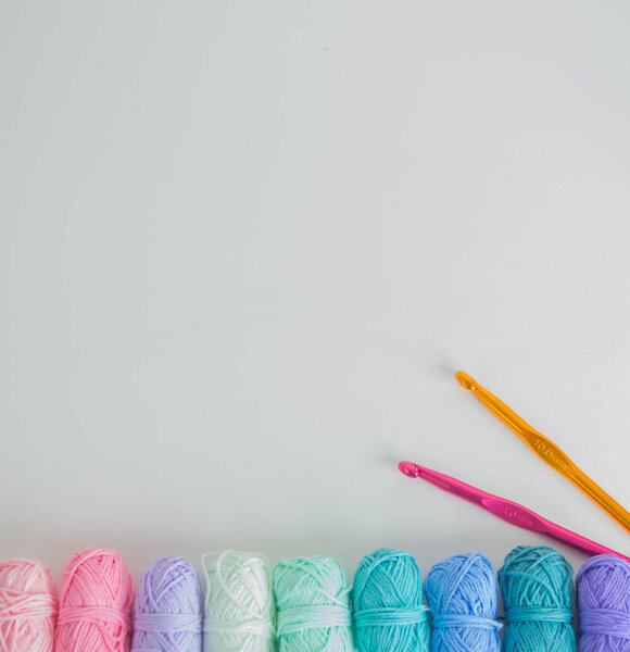 красочные шерстяные пряжи шары и крючок для крючка и пространство для текстового фона