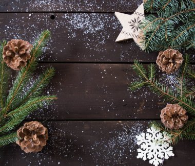 Koyu kahverengi ahşap üzerine noel süslemeleri kar ve köknar dalları ile metin arkaplanı için alan.