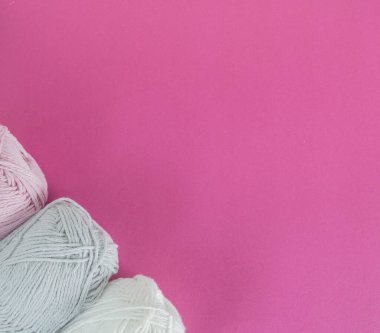 Pembe zeminde yün toplar