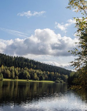 Sonbahar manzarasında güzel bir günde mavi gökyüzü ve bulutlu bir baraj.