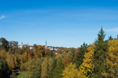Vogtland 'da Falkenstein şehri Sonbahar ağaçlarının arka planında manzara