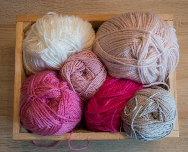 彩色羊毛球 装在木制盒子中 用于针织或钩针手工制作 — 图库照片