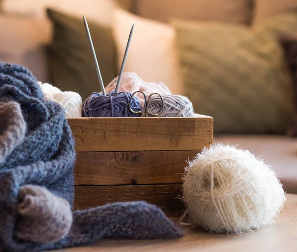 Blauwe Witte Wollen Ballen Een Houten Doos Met Een Blauwe — Stockfoto