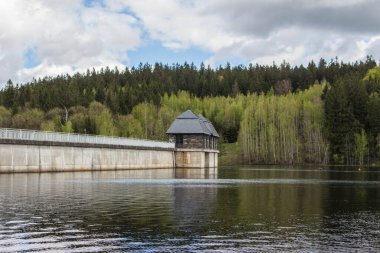 Almanya 'da su ve mavi gökyüzü olan baraj duvarı