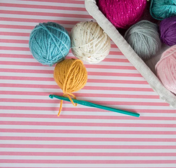 Boules Laine Colorées Avec Crochets Sur Sol Coloré Avec Fond — Photo