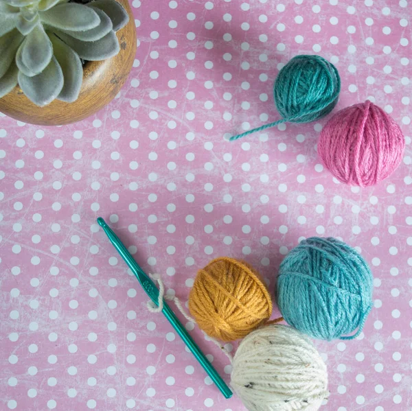 Bolas Coloridas Com Ganchos Crochê Chão Colorido Com Fundo Padrão — Fotografia de Stock