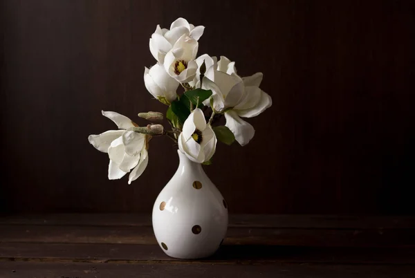 Hermosa Flor Magnolia Blanca Jarrón Con Puntos Dorados Delante Fondo —  Fotos de Stock