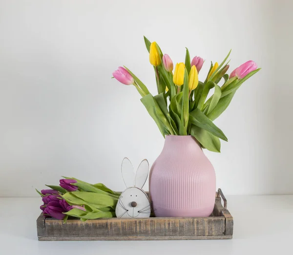Różowe Żółte Tulipany Pastelowym Wazonie Drewnianym Tle Tacy — Zdjęcie stockowe
