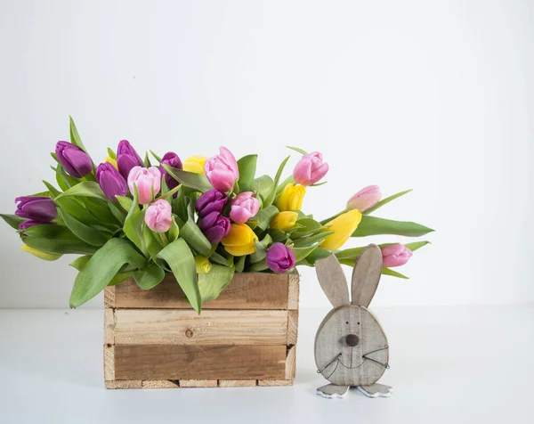Różowe Żółte Ans Fioletowe Tulipany Drewnianym Pudełku Drewnianym Zajączkiem Wielkanocnym — Zdjęcie stockowe