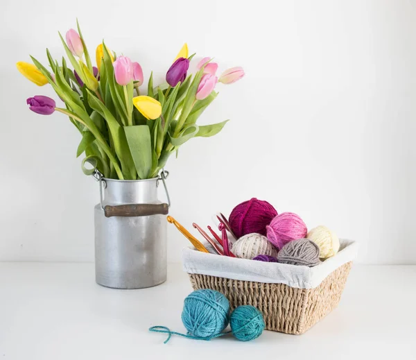 Kolorowe Tulipany Metalowej Puszce Mleku Wełnianymi Kulkami Szydełkami Czas Wolny — Zdjęcie stockowe