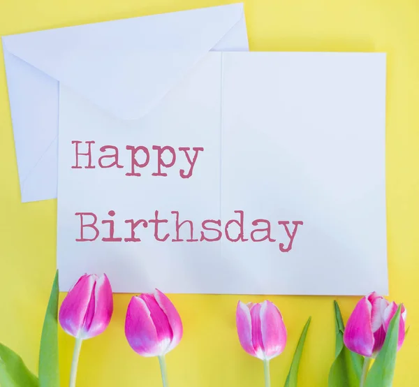 Fehér Kártya Boríték Sárga Alapon Rózsaszín Tulipánnal Boldog Születésnapot Szöveggel — Stock Fotó
