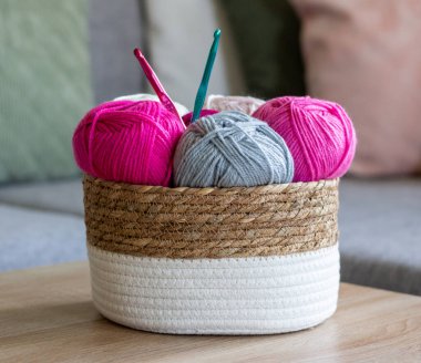 Tekstil sepeti el yapımı kancalı pembe ve gri renkli yün.