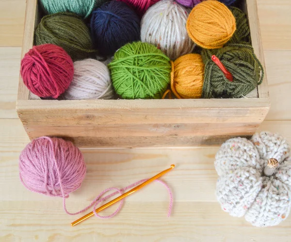 Boules Laine Colorées Avec Des Citrouilles Crochet Dans Une Boîte — Photo