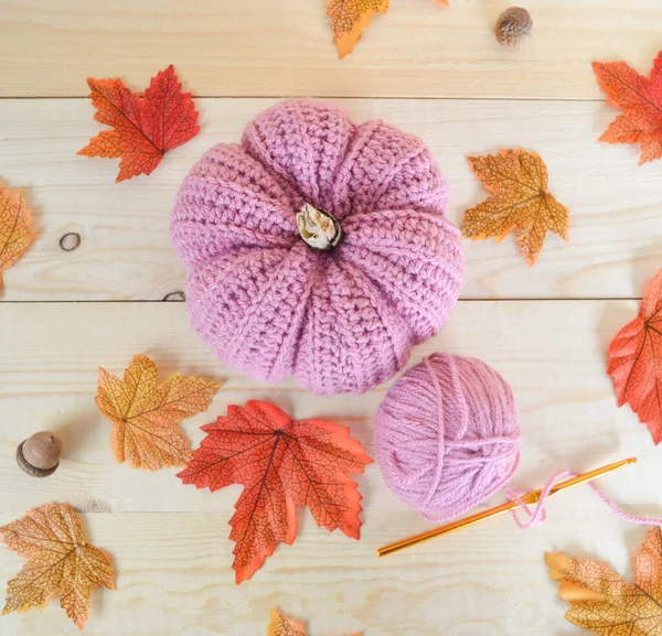 Wollen Haak Pompoenen Houten Grond Met Haaknaalden Wollen Bal Herfst — Stockfoto