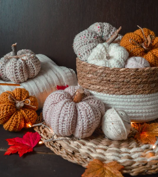 秋の葉を持つ白 ベージュ 黄色の手作りのかぎ針編みのカボチャ かぎ針編みのフック 暗い茶色の木製の地面の秋の背景にウールのボール — ストック写真