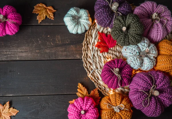 Abóboras Crochê Artesanal Colorido Com Luzes Folhas Outono Fundo Queda — Fotografia de Stock
