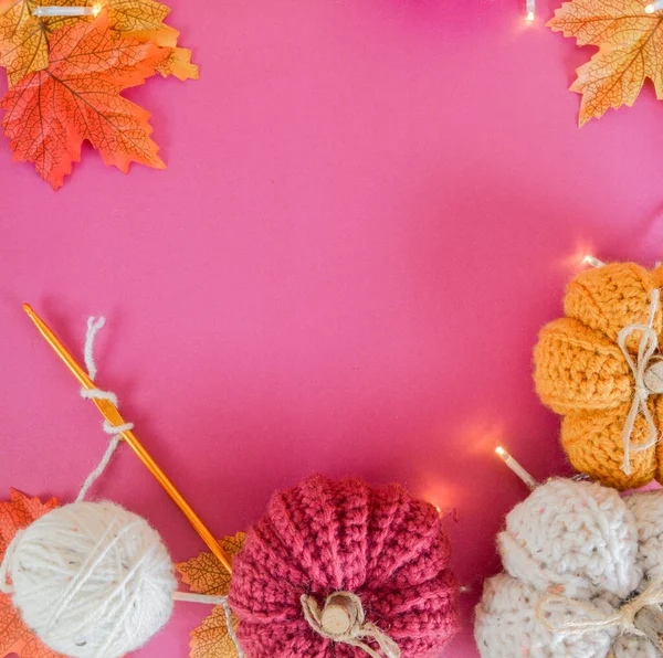Abóboras Crochê Artesanal Chão Rosa Com Gancho Crochê Folhas Outono — Fotografia de Stock