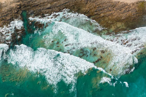 Εναέρια Πάνω Προς Κάτω Άποψη Των Κυμάτων Του Ωκεανού Συντρίβεται — Φωτογραφία Αρχείου