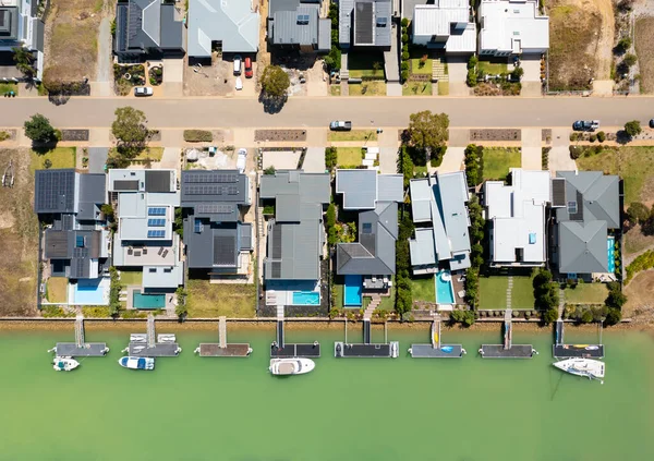 Bovenaanzicht Vanuit Lucht Hedendaagse Huizen Aan Het Water Met Ligplaats — Stockfoto