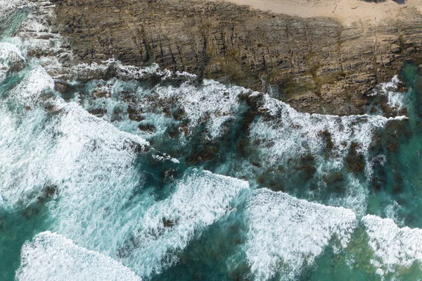 Avustralya Daki Büyük Okyanus Yolu Boyunca Kayalık Kıyıya Çarpan Okyanus — Stok fotoğraf