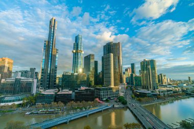 Melbourne, Avustralya - 2 Mayıs 2022: Gün batımında Melbourne CBD görüntüsü