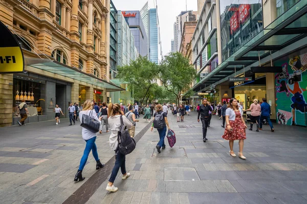 Sydney, Avustralya - 23 Mart 2022: Sidney CBD 'deki Pitt Street Mall' da insanların görüntüsü