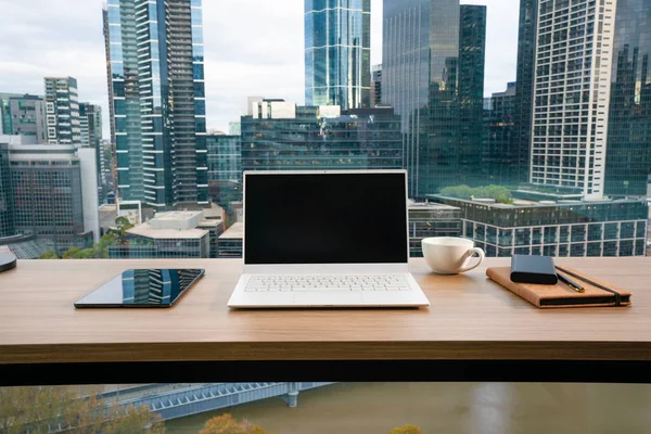 Kontor Skrivbord Med Fokus Stad Skyline Bakgrund Stockbild