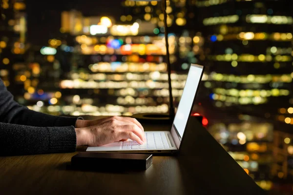 Werken Met Computer Nachts Buiten Focus Stad Skyline Achtergrond — Stockfoto