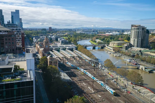 澳大利亚墨尔本 2022年5月2日 从墨尔本弗林德斯街火车站开出的列车 — 图库照片