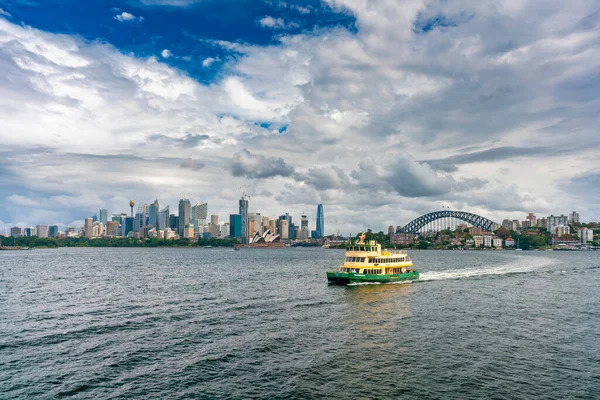 澳大利亚悉尼 2022年3月25日 通过渡口的悉尼天际线景观 — 图库照片