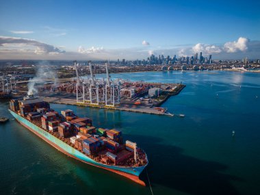 Melbourne, Avustralya - 29 Haziran 2022: Melbourne Limanı 'ndan kalkan konteyner gemisinin hava görüntüsü