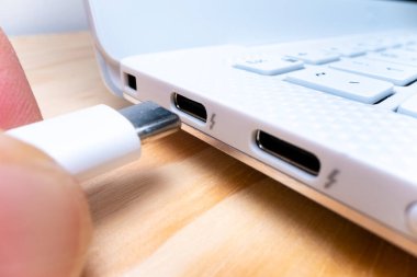USB tip C kablosunu laptop bilgisayarında bilgisayara takarken makro görüntüyü kapat, makro prob lensi ile görüntüle