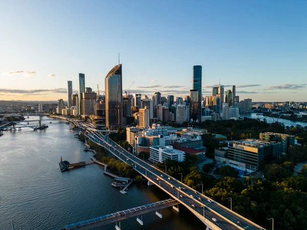 Αεροφωτογραφία Της Πόλης Brisbane Στην Αυστραλία Κατά Ηλιοβασίλεμα — Φωτογραφία Αρχείου