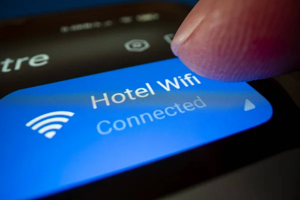 Close Άποψη Της Σύνδεσης Smartphone Wifi Του Ξενοδοχείου Πυροβόλησε Φακό — Φωτογραφία Αρχείου