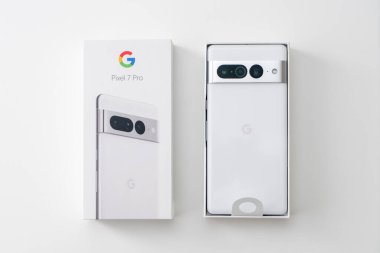 Melbourne, Avustralya - 14 Ekim 2022: Yepyeni bir Google Pixel 7 Pro 'nun beyaz arkaplana karşı ilk bakışı