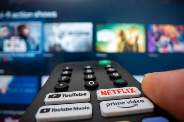 Melbourne, Avustralya - 13 Ekim 2022: Akıllı TV 'de uzaktan kumanda kullanarak makro prob lenslerle çekilen geniş açı makro görüntüsü